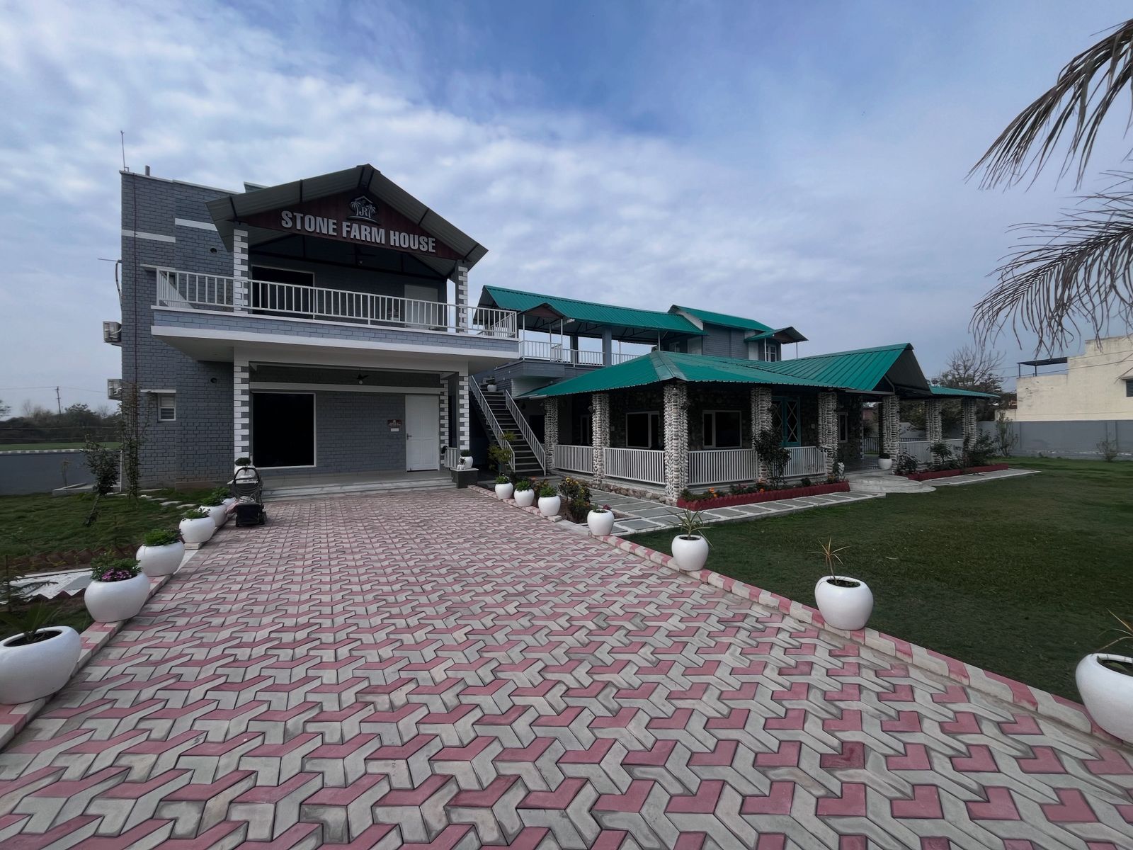 Super Deluxe Room 3 - Image 1